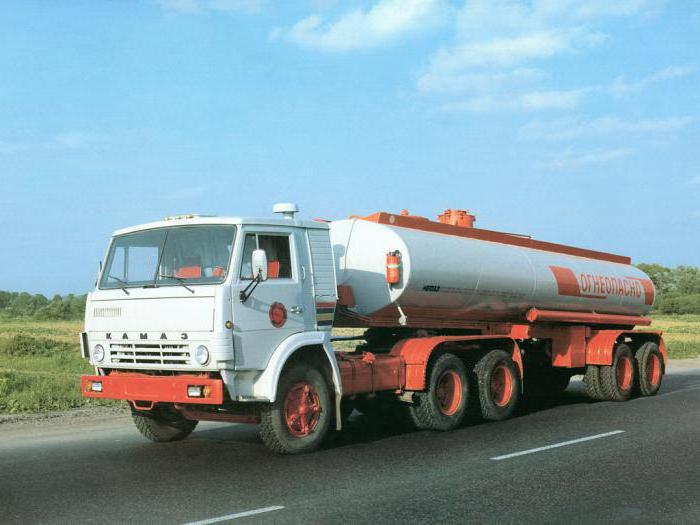 tracteur kamaz avec semi-remorque