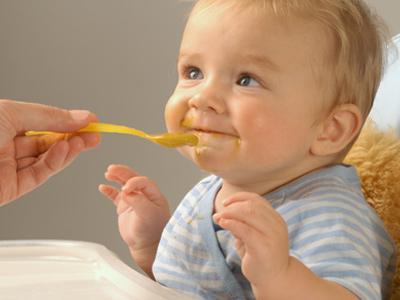 comment apprendre à un enfant à mâcher de la nourriture