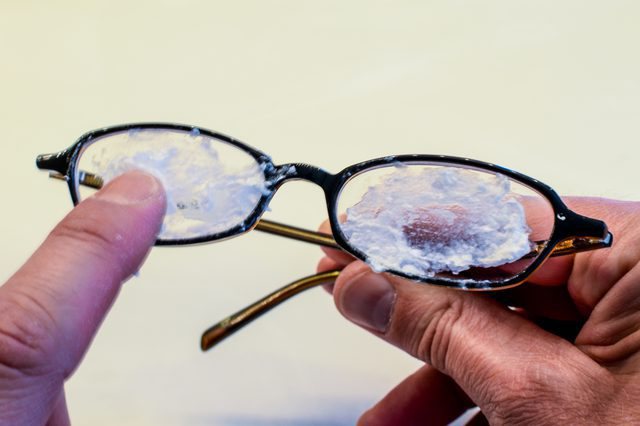 Comment enlever les rayures des lunettes: méthodes efficaces et recommandations