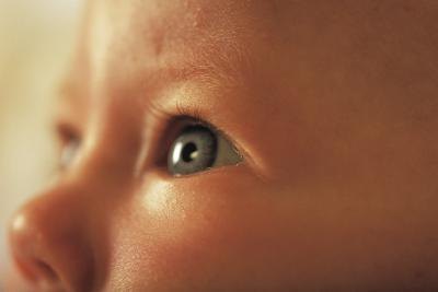 Pourquoi l'œil mouille le bébé: symptômes et causes
