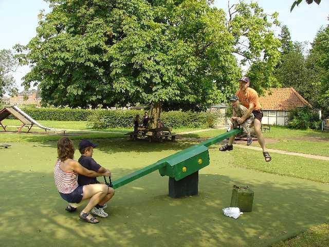 arrangement de l'aire de jeux pour enfants avec leurs propres mains