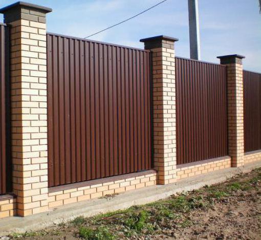 Comment construire une clôture avec des piliers de briques?
