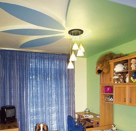 faux plafond dans la chambre des enfants