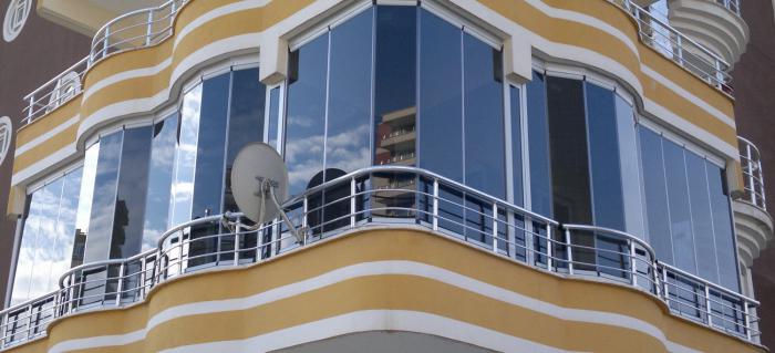 Balcon vitrage: aluminium ou plastique. Projet de vitrage de balcon: photo