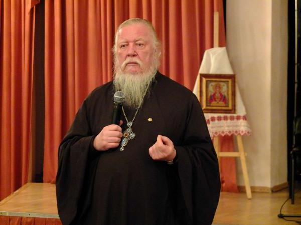 Figure de l'église Protopriest Dmitry Smirnov