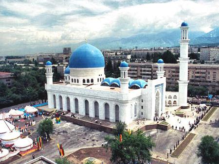 Les curiosités de la steppe kazakhe. La mosquée d'Almaty est la partie centrale de la culture islamique d'Asie