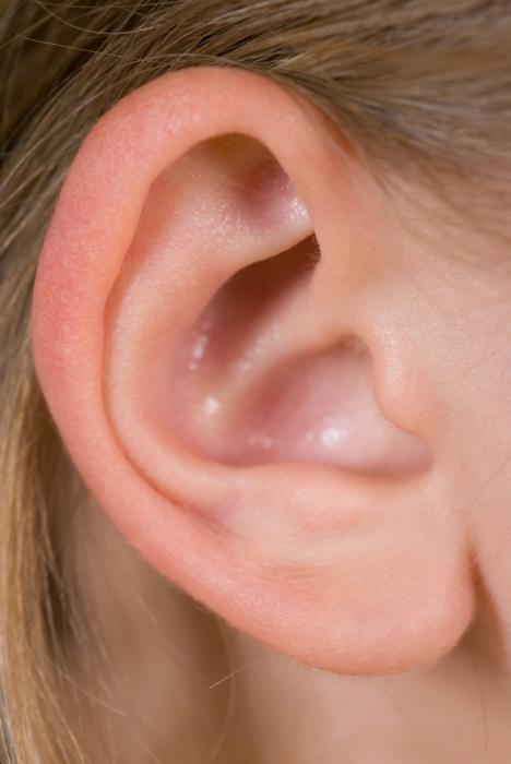 Je me demande pourquoi mon oreille droite brûle?