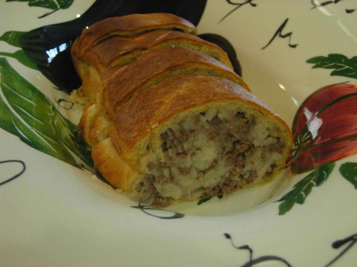 strudel avec de la viande et des pommes de terre