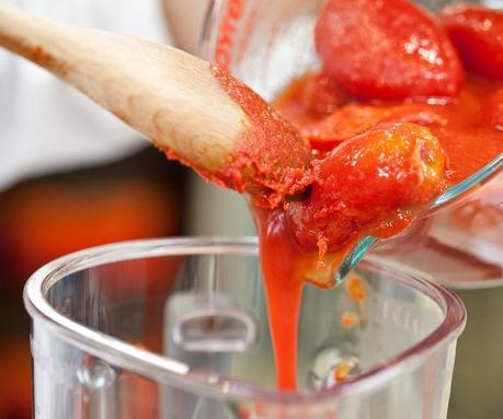 Ketchup maison d'une tomate pour cuisiner très simplement