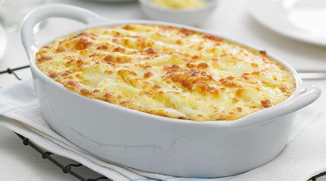 casserole de pommes de terre avec de la viande hachée et des champignons