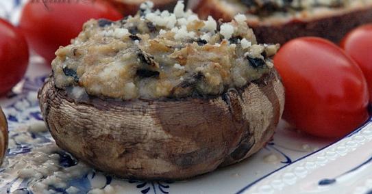 Champignons farcis au four avec du fromage et de la viande hachée