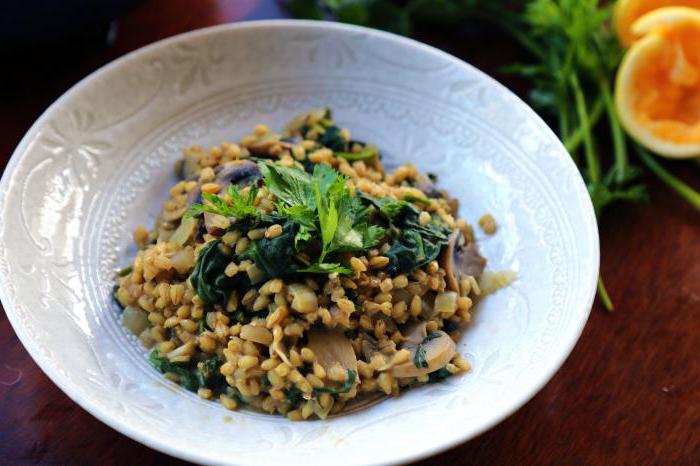 Risotto aux champignons d'orge: nous préparons un plat italien en russe