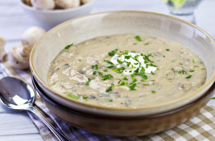 Soupe au fromage et aux champignons dans une mijoteuse