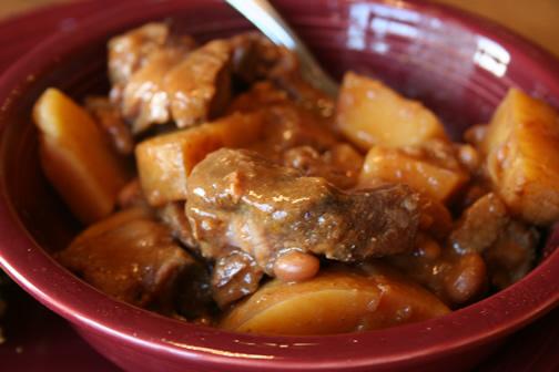 Comment faire cuire la viande avec des pommes de terre dans une casserole au four