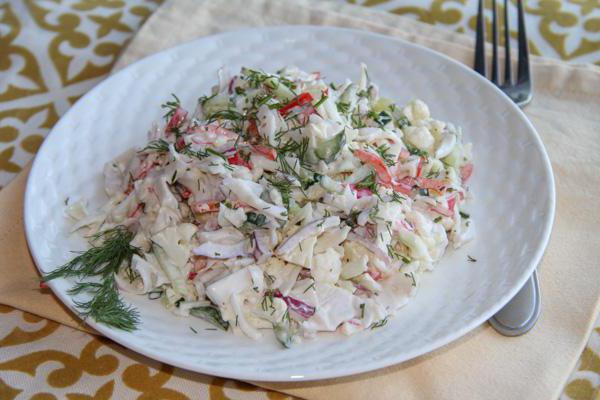 Comment préparer la salade de crabe naturel?