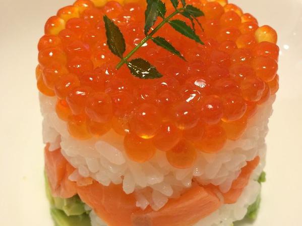 Comment préparer une salade au caviar et au saumon en différentes variations