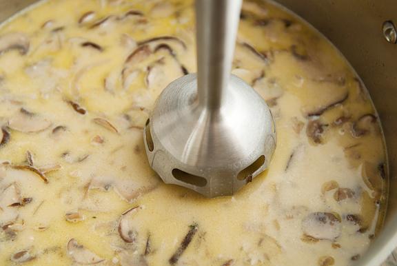 Comment faire cuire la soupe aux champignons: une recette avec divers ajouts