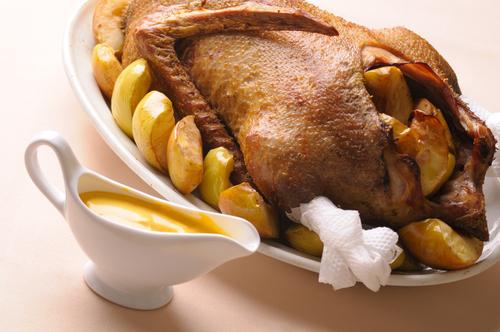 comment faire cuire un canard avec des pommes de terre au four