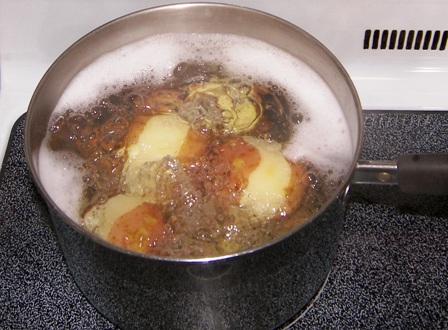 Comment faire bouillir les pommes de terre dans une poêle de différentes façons pour différents plats