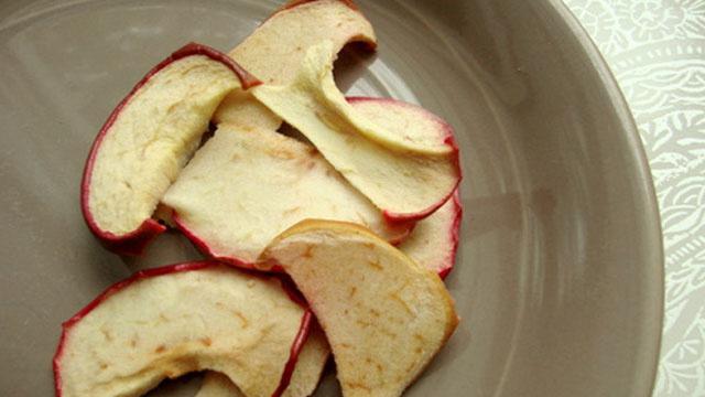 Comment sécher les pommes: différentes façons de faire de délicieux fruits secs