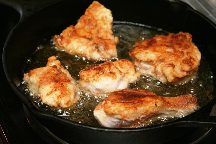 Comment faire frire un poulet dans une poêle à frire: une recette rapide et savoureuse pour cuisiner