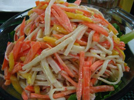 Salade classique avec des bâtonnets de crabe et du chou: des recettes intéressantes