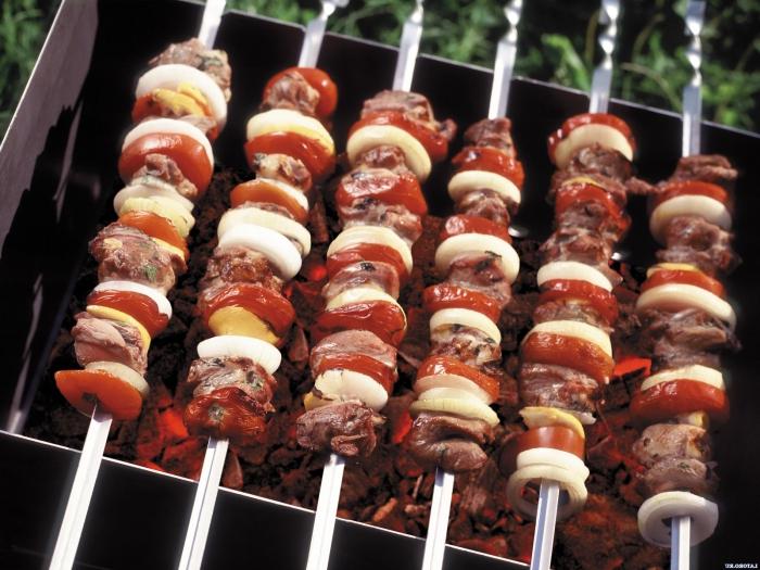 tailles d'un mangal pour un shish kebab