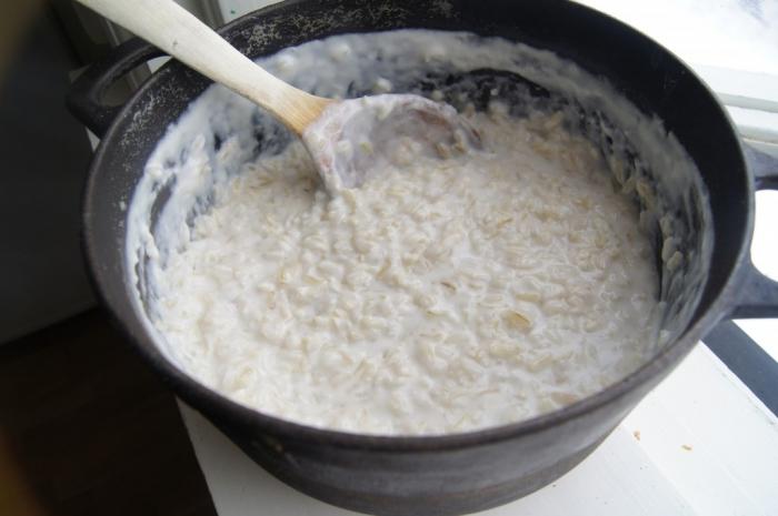 Le riz à la porridge au lait dans la multivarque - délicieux, rapide et facile