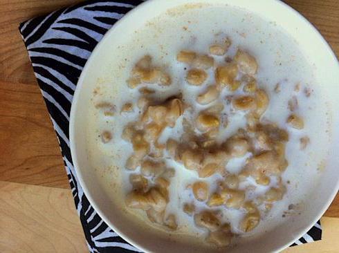 bouillie d'orge avec du lait dans une mijoteuse