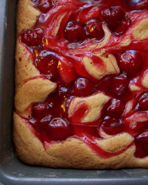 gâteau avec du fromage cottage et des cerises