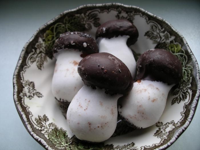 La recette pour les cookies pour les moules - avec du caramel, de la noisette et sous la forme de champignons