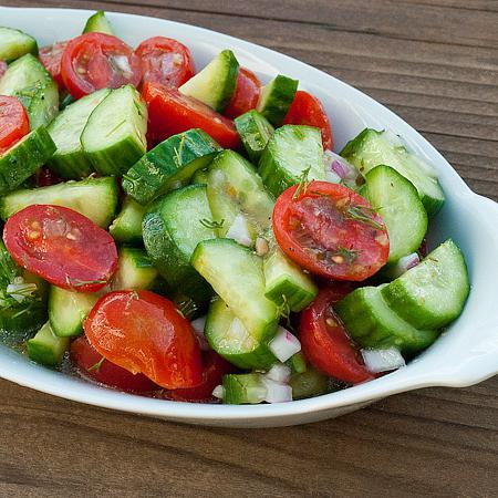 Combien de calories dans les concombres et les tomates et dans la salade de ces légumes