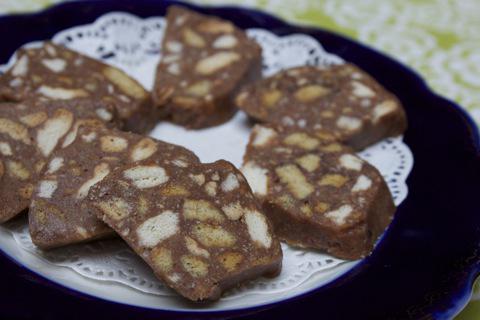 Saucisse sucrée de biscuits et de cacao. Saucisses sucrées maison: recette, photo