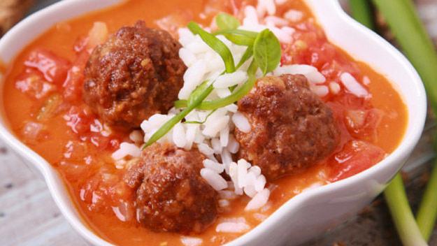 Conseils pour démarrer une femme au foyer: comment faire cuire des boulettes de viande avec de la sauce