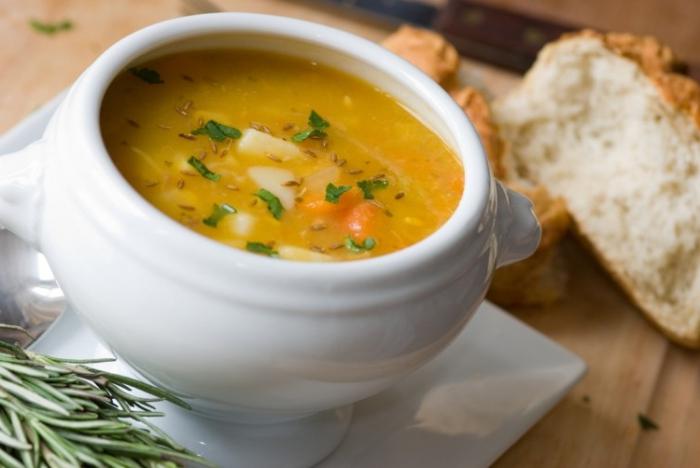 Apprendre à cuisiner. Recette de soupe au poulet avec vermicelles et autres idées pour les premiers plats