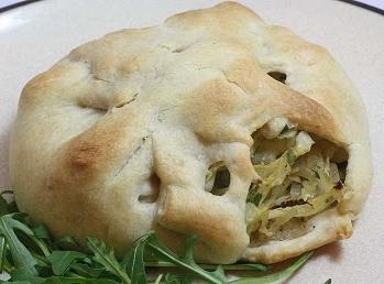 Verser le gâteau au chou pour les pâtisseries paresseuses et à la levure avec du chou