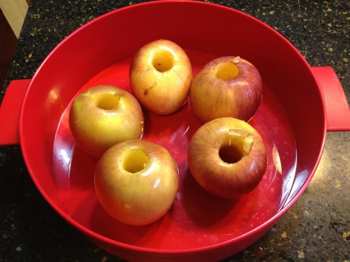 Faire cuire les pommes dans un four à micro-ondes savoureux