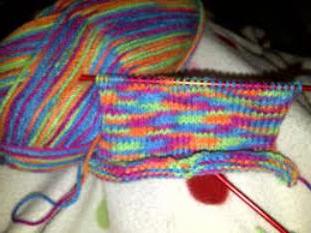 motifs à tricoter sur des aiguilles à tricoter
