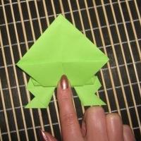 Cours d'origami: comment faire une grenouille à partir de papier