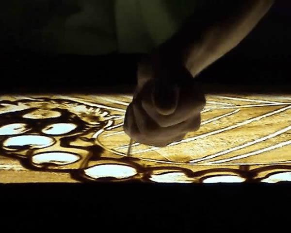 technique de dessiner du sable sur du verre