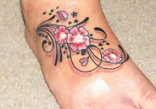 tatouage de fleurs sur la jambe