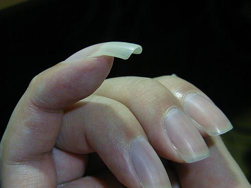 pourquoi les hommes se développent un ongle sur un petit doigt