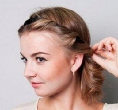 Coiffure à la mode avec un bandage grec: comment le faire vous-même