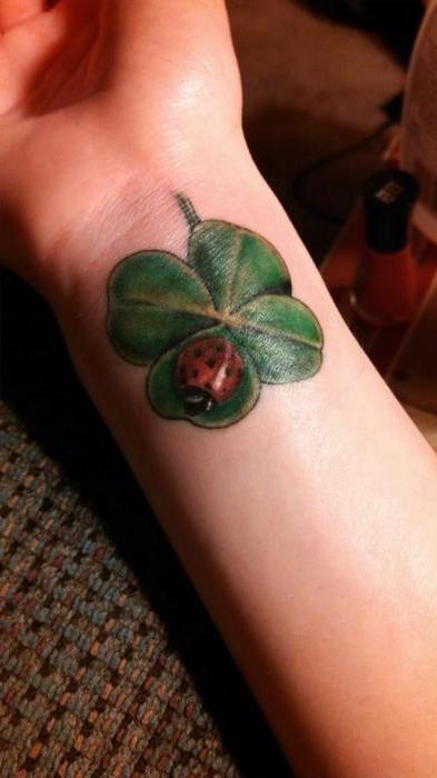 Tatouage de coccinelle sur le trèfle