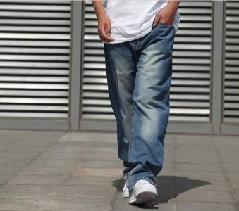 La taille des jeans pour hommes à déterminer pour l'achat sur Internet est simple et facile!