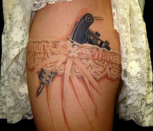 Un pistolet de tatouage est une décision très audacieuse