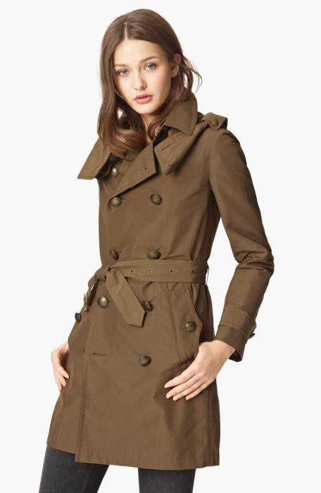 Trench-coat femme: choix de mode, quoi porter