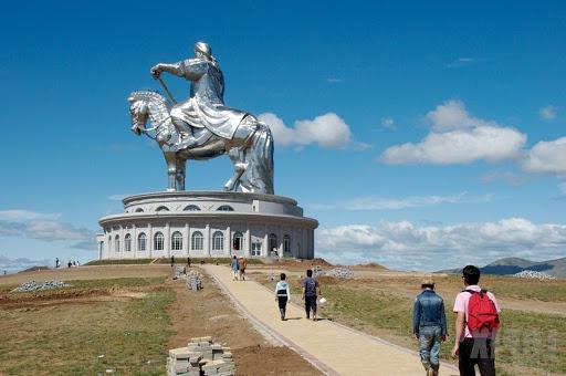 monument à chingiskhan en hauteur de la Mongolie