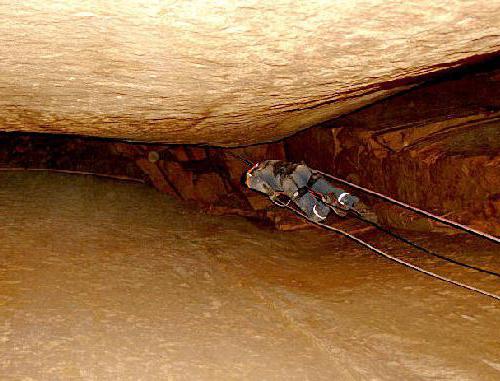 grotte dans les gorges de Baksan 