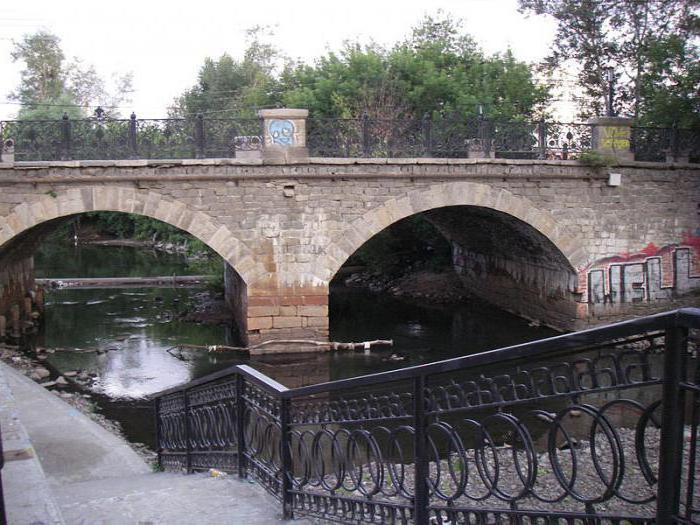 Le pont du tsar sur la rue Dekabristov - un point de repère à Ekaterinbourg